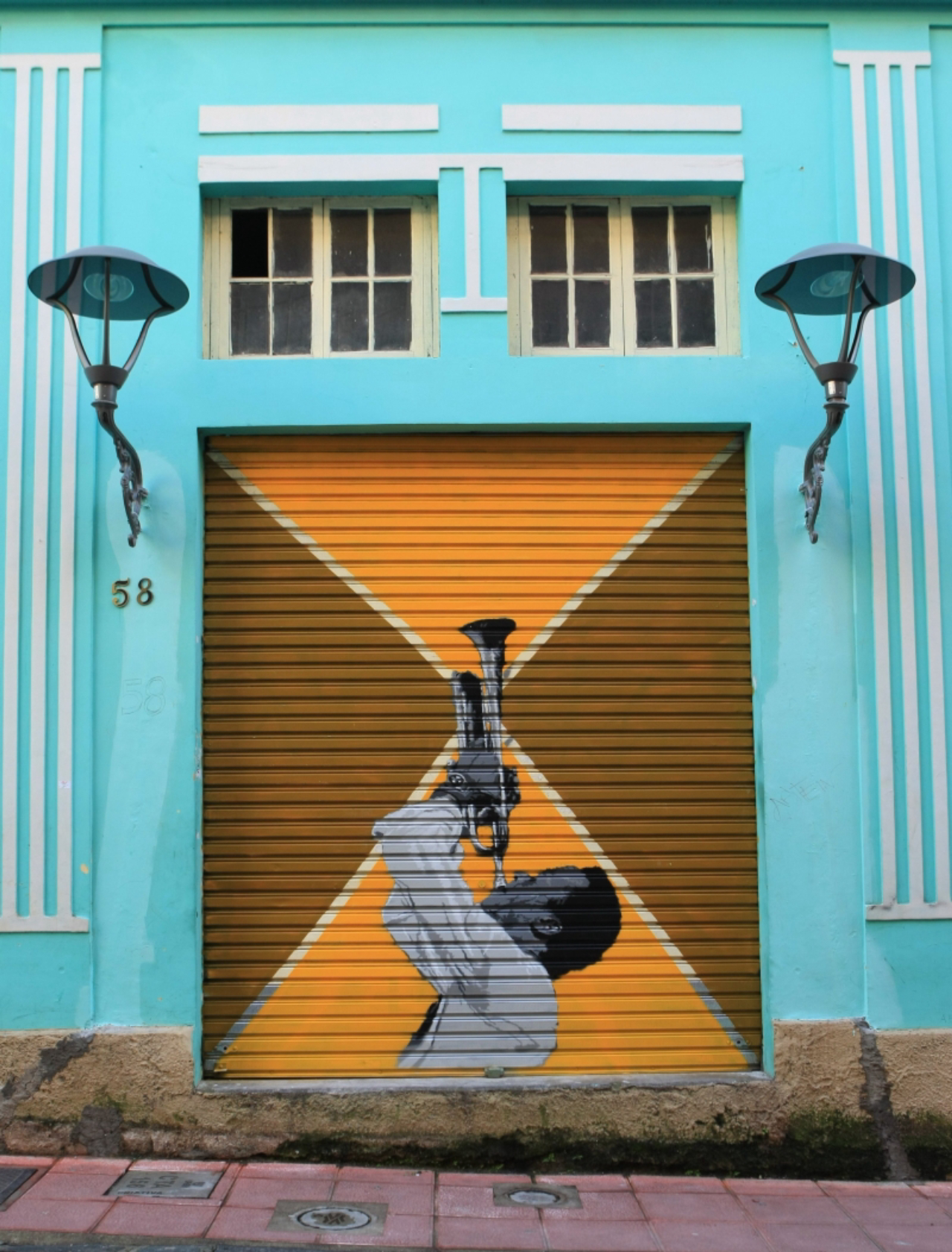 GRAFITE - CURITIBA, 28/06/13 - PARANA - Grafitagem feita nas portas dos comercios da Rua Sao Francisco, no centro da cidade.  Foto: Aniele Nascimento / Agencia de Noticias Gazeta do Povo