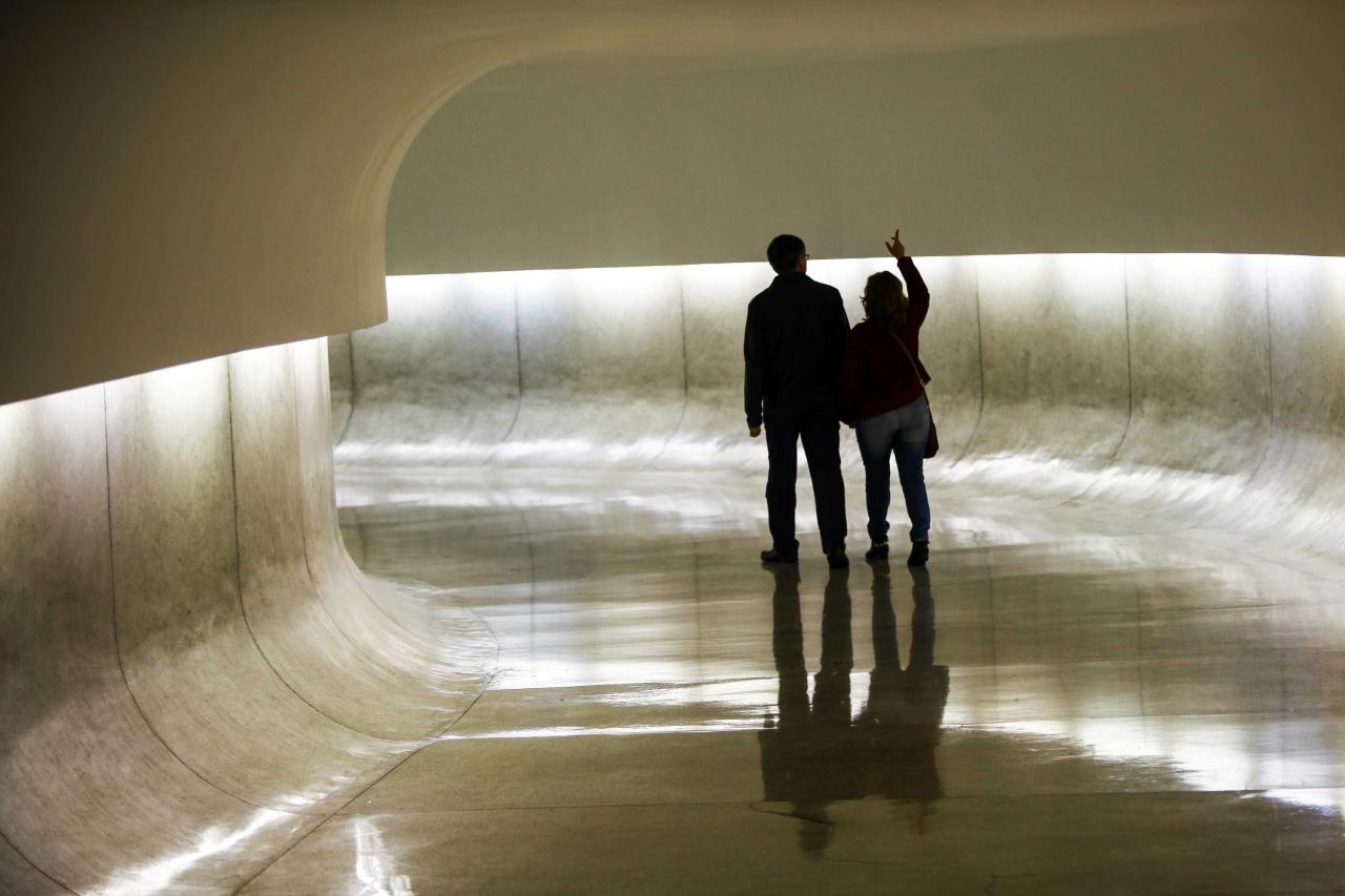 Túnel entre o prédio principal e torre do olho é um dos itens do segundo projeto de Niemeyer para o museu. Foto: André Rodrigues