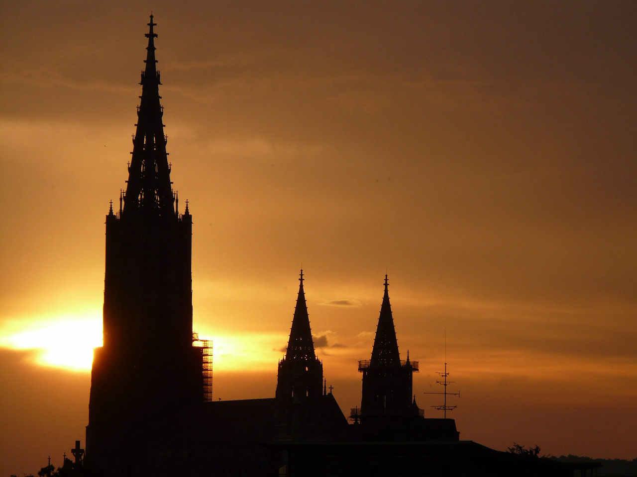 Por-do-sol e a silhueta da Catedral de Ulm, construída a partir de 1377.<br>Foto: Pixabay 