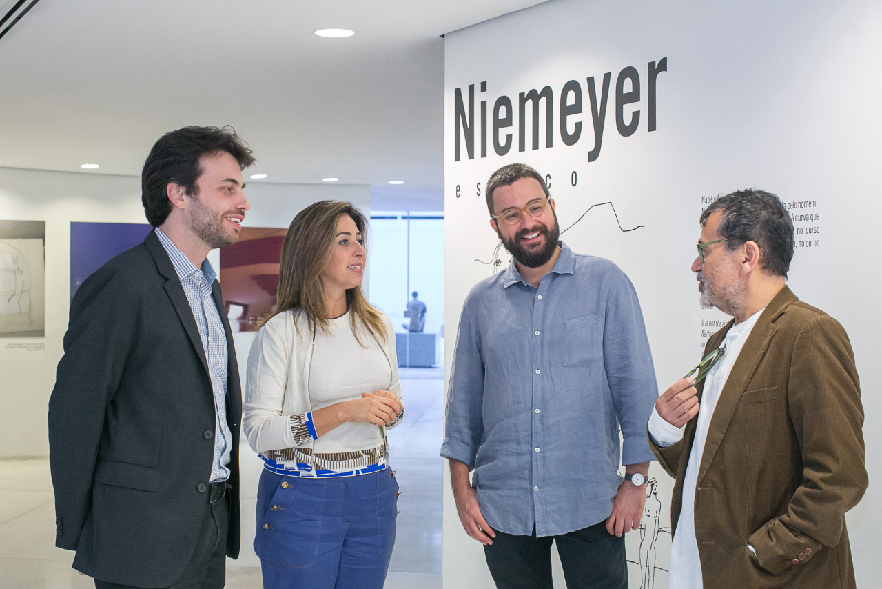 Juliana Vosnika conversa com André Marin, Felipe Scovino e Gonçaço Ivo no espaço do Museu dedicado aos projetos de Niemeyer (Fotos: Marcelo Elias/Divulgação)