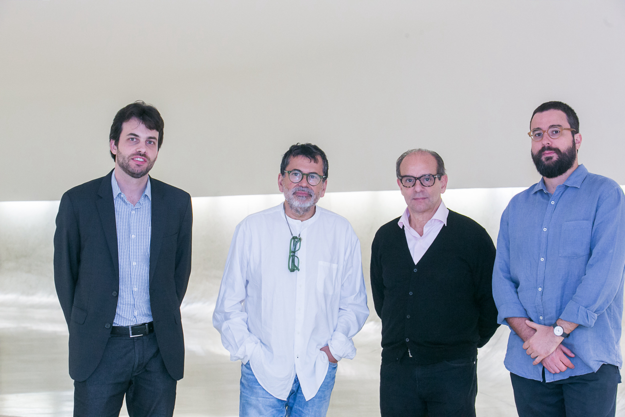 O diretor de incorporação da Laguna André Marin com Gonçalo Ivo, Waldir Simões (da SIM Galeria) e o curador Felipe Scovino 