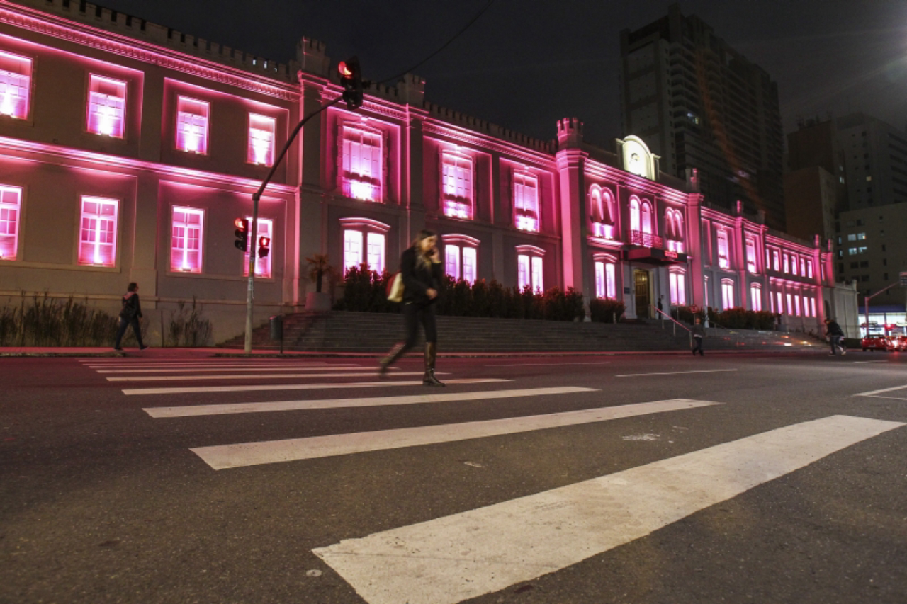 Predios iluminados para conscientização do cancer de mama na ação conhecida como Outubro Rosa. Na foto shopping Curitiba