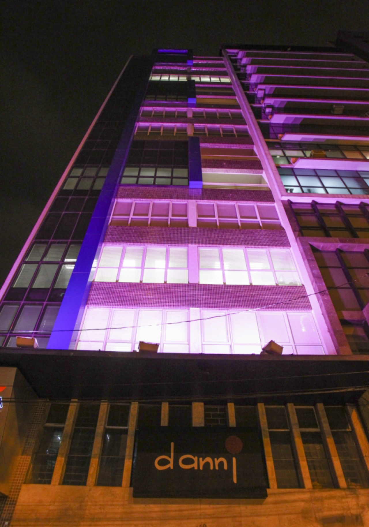 Predios iluminados para conscientização do cancer de mama na ação conhecida como Outubro Rosa. Na foto edificio Maringa na rua Candido Lopes