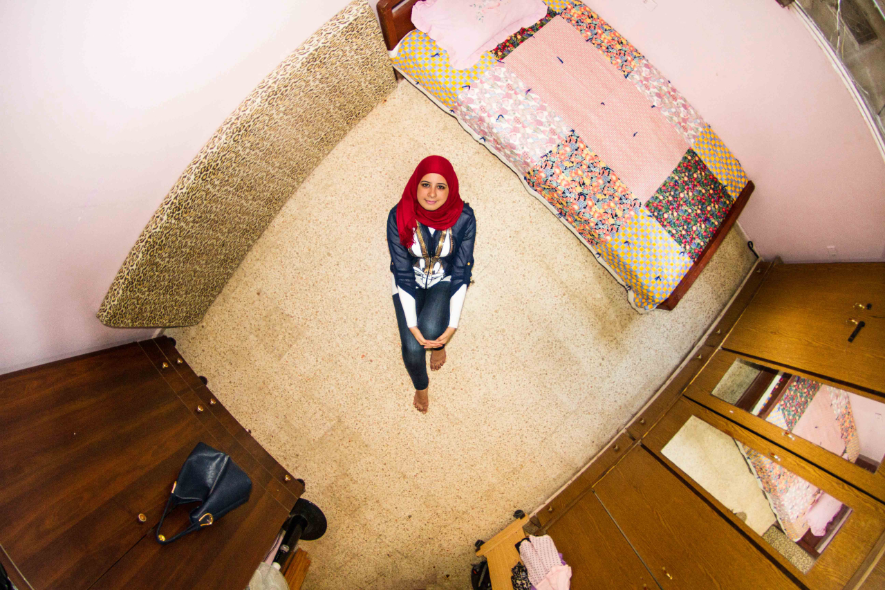 Quarto de Sabrina, de 27 anos, que cuida de crianças em Shatila, Líbano (Foto: John Thackwray)