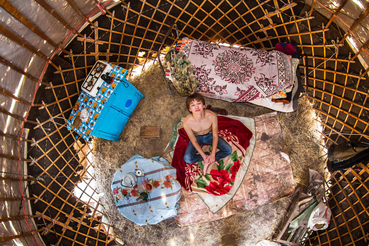 Quarto de Zhalaym estudante de 18 anos em Zhanbyl, Cazaquistão (Foto: John Thackwray)