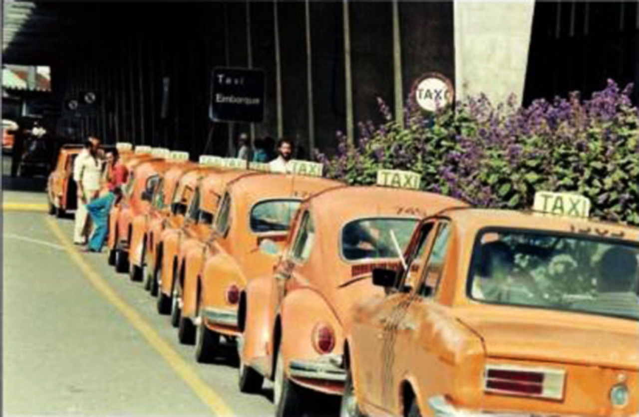Táxis da época. Até hoje os veículos carregam o visual colorido. Foto: URBS/Facebook Curitiba Antiga