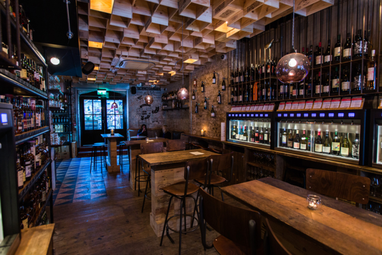Vagabond Wines, projeto arquitetônico inglês considerado o melhor bar do Reino Unido 
