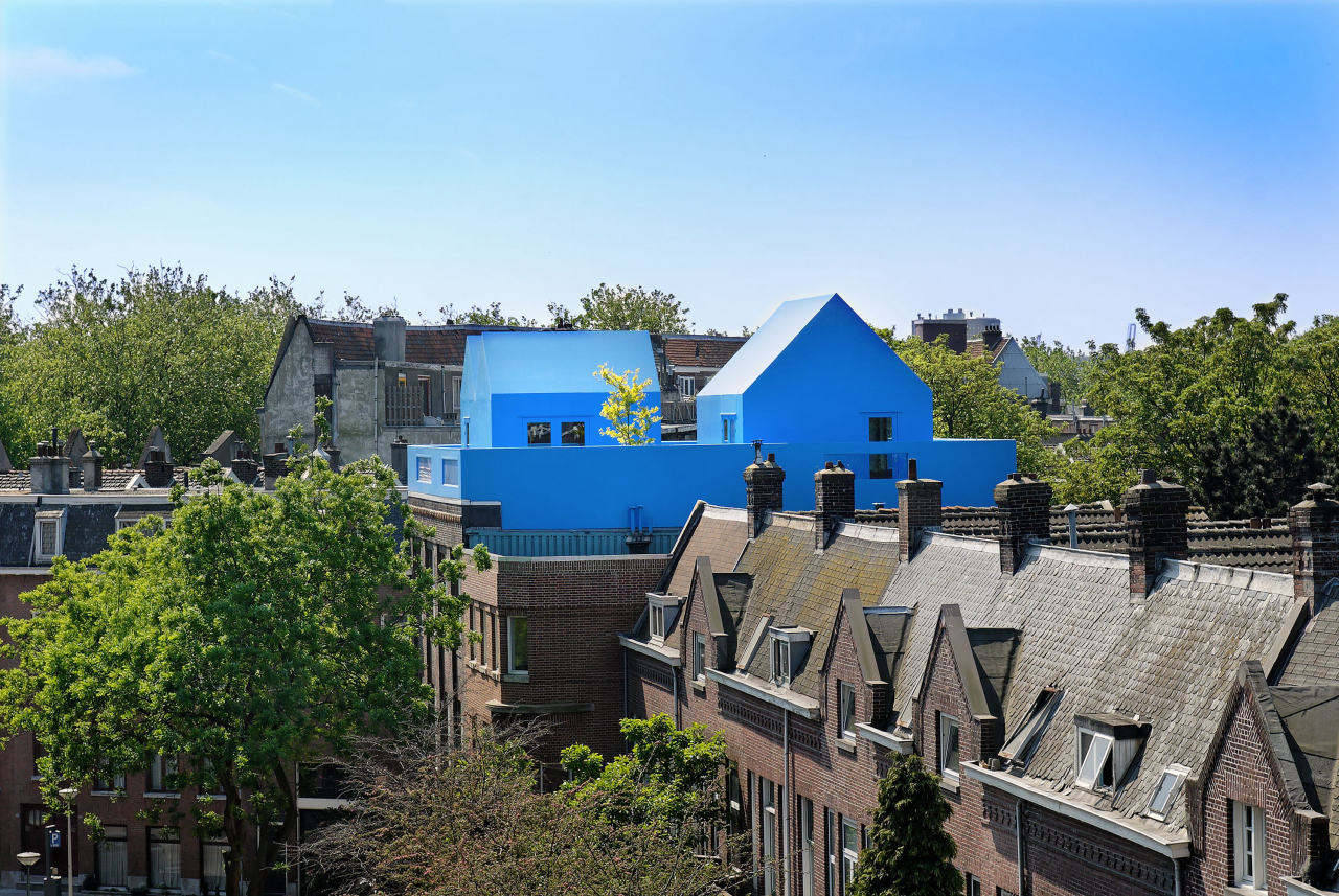 Terraço residencial foi todo pintado de azul, como um prolongamento do céu. Mais do que a casa, a própria cidade ganhou com a ousadia do conceituado escritório holandês MVRDV.<br>Foto: Rob ‘t Hart/Divulgação