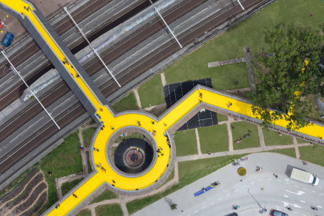 Ponte amarela de 400 metros criada pelo estúdio ZUS conecta a Estação Central ao distrito histórico de Laurenskwartier. É a primeira infraestrutura pública levantada com financiamento coletivo.<br>Foto: Fred Ernst/Divulgação