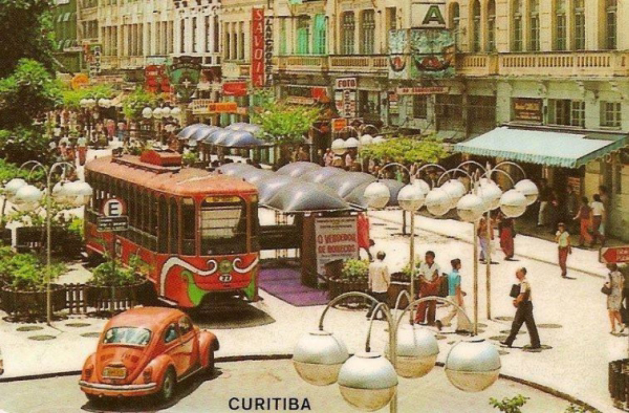 Imagem dos anos 1970 mostra uma Rua XV colorida e ousada. Fotos: Reprodução/Facebook Curitiba Antiga