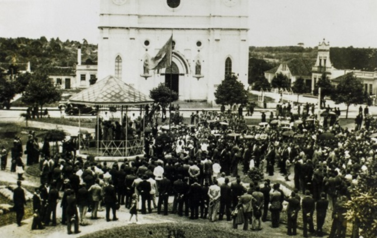 Em 1939, o coreto de Campo Largo reunia muita gente. Foto: Reprodução