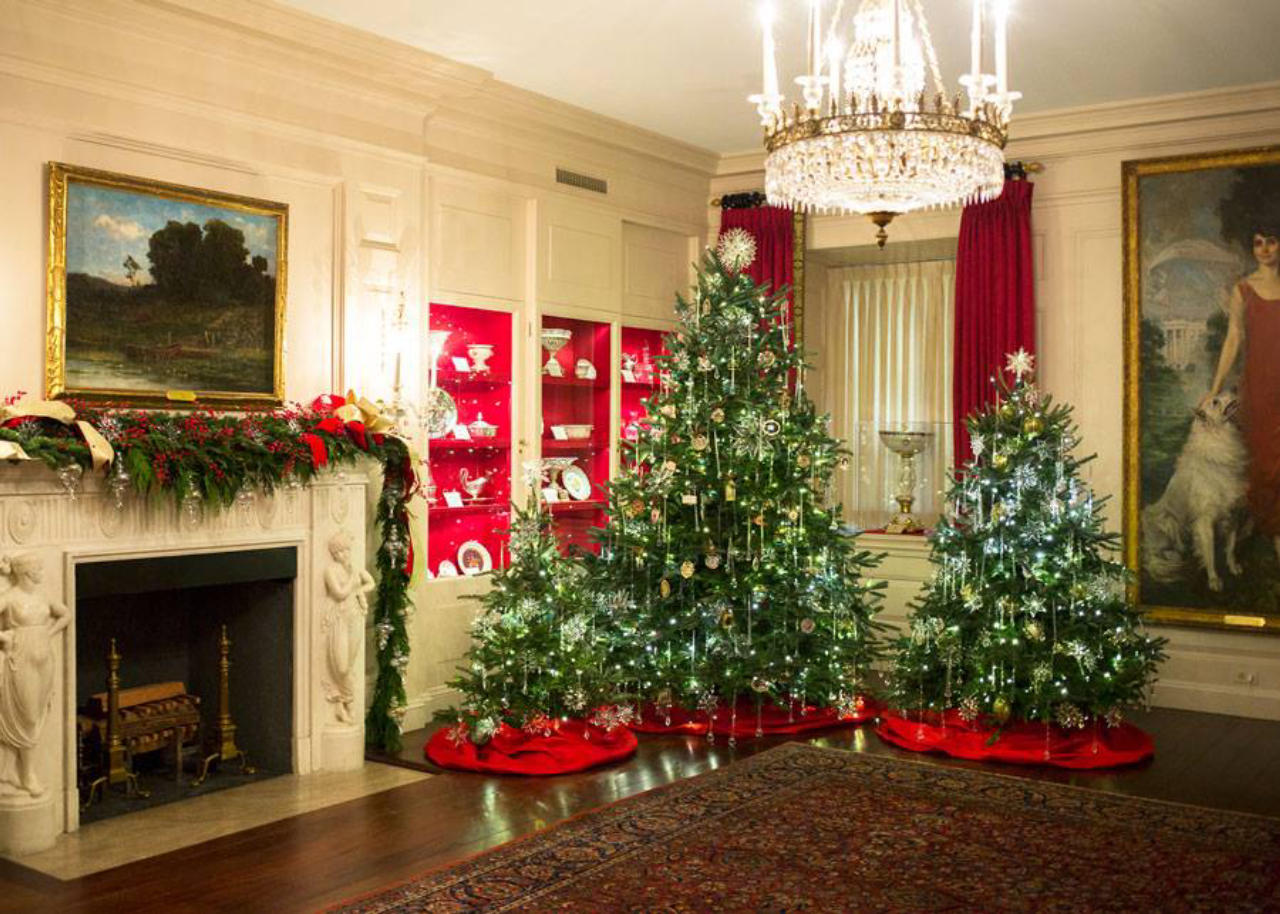 A Árvore, um dos símbolos mais importantes nas decorações de Natal, é elemento em abundância na Casa Branca.<br>Foto: Reprodução Facebook The White House.  