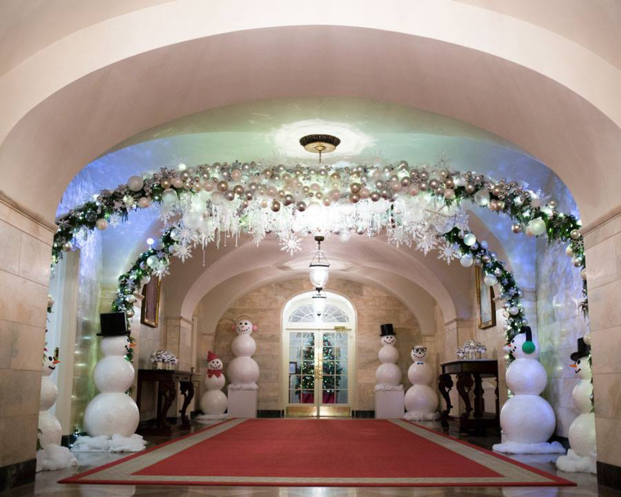 Um corredor de bonecos de neve leva até a entrada principal.<br>Foto: Reprodução Facebook The White House. 