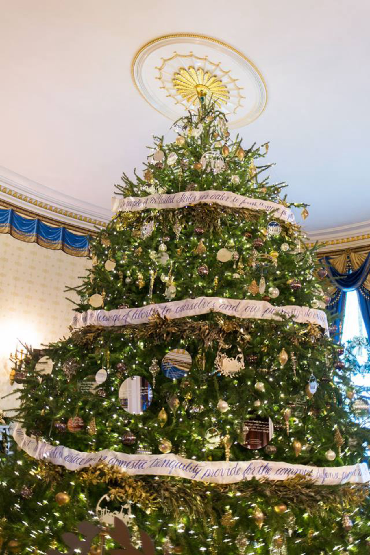 Árvore de Natal com mais de cinco metros de altura ocupa uma das salas da Casa Branca.<br>Foto: Reprodução Facebook The White House.
