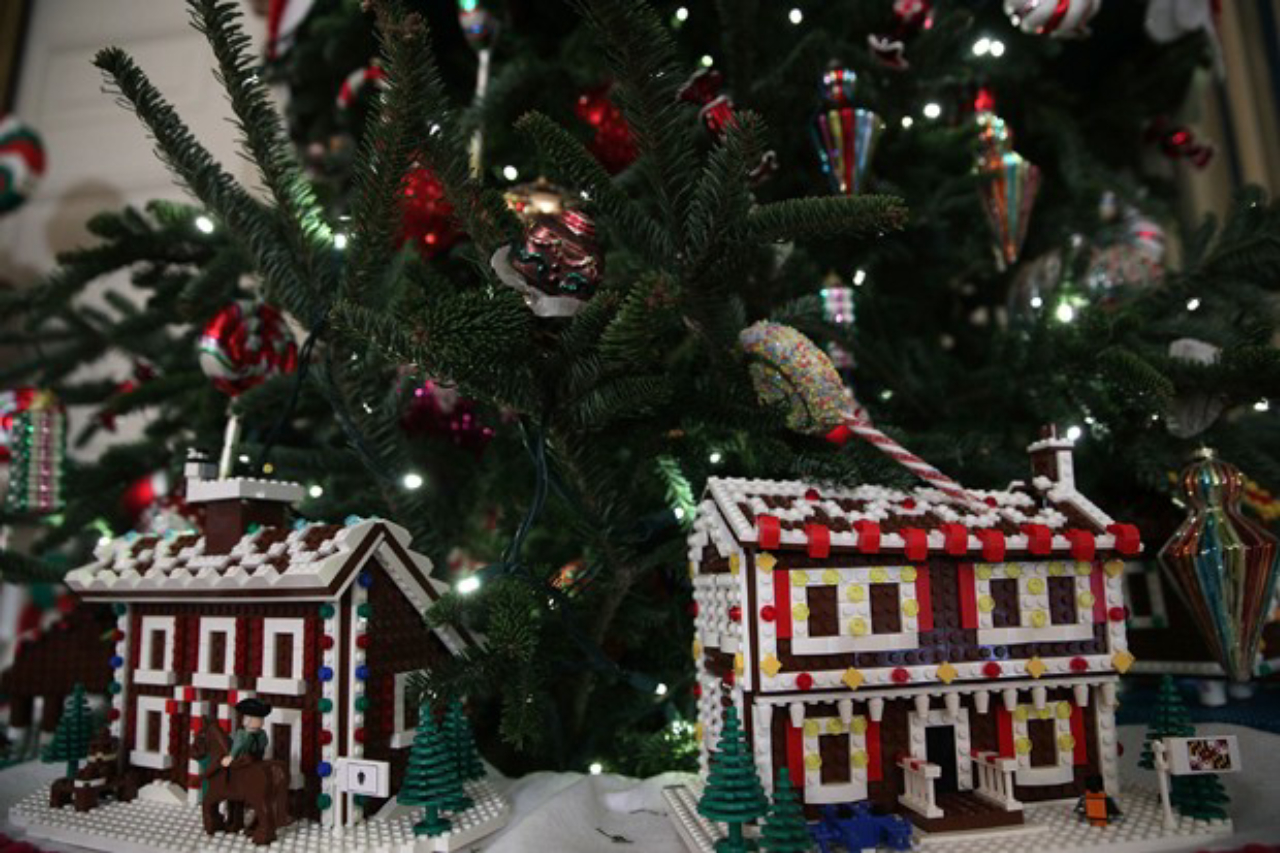 Casas feitas de Lego fazem parte da decoração de Natal da Casa Branca em 2016. Elas garantiram um ar lúdico para os ambientes.<br>Foto: Reprodução Facebook The White House. 