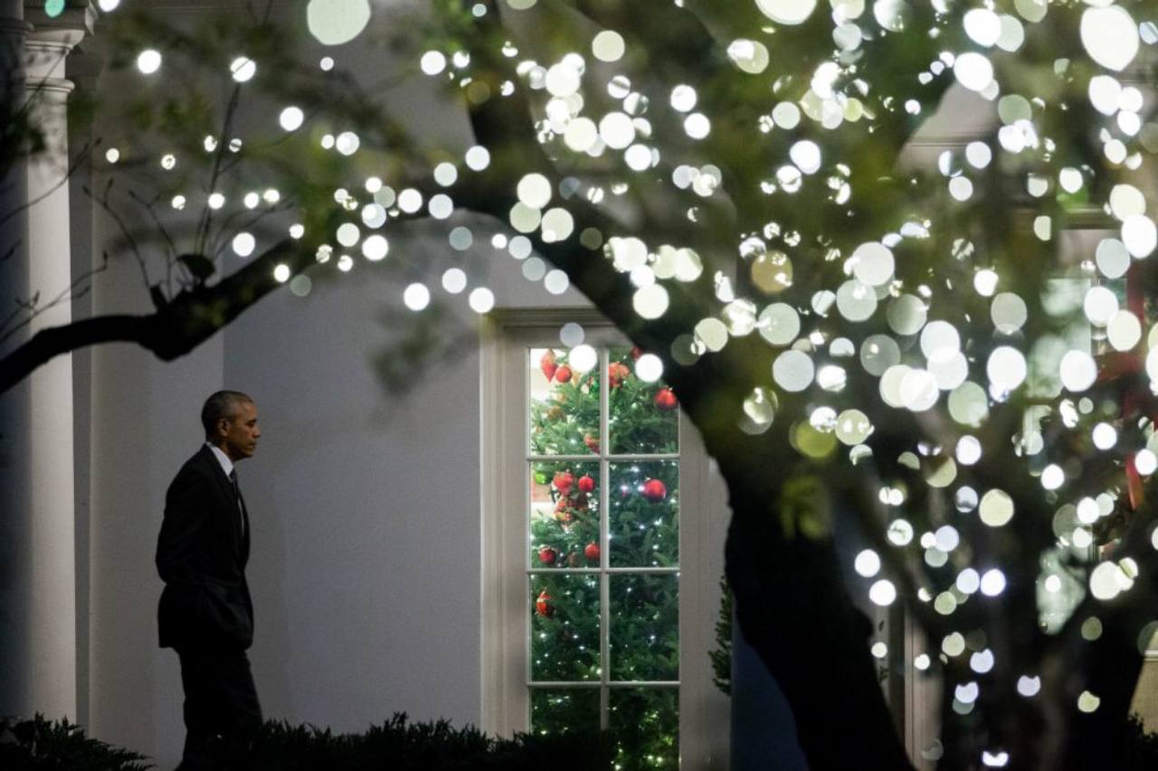 O presidente dos Estados Unidos Barack Obama caminha no jardim da Casa Branca iluminado para o Natal.<br>Foto: Zach Gibson / AFP