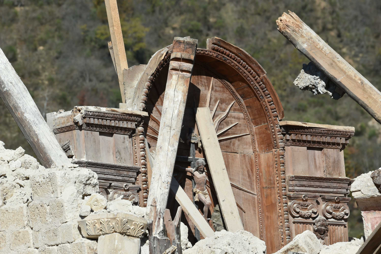 Destroços e o pouco da estrutura que restou da Igreja de San Salvatore, próximo de Norcia (Alberto Pizzoli/AFP)