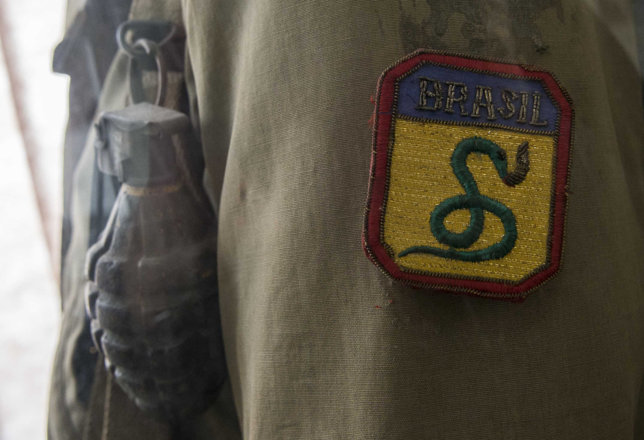 Detalhe do brasão da FEB com a cobra fumando cachimbo, bordado em um uniforme de inverto do exército brasileiro (Letícia Akemi/Gazeta do Povo)