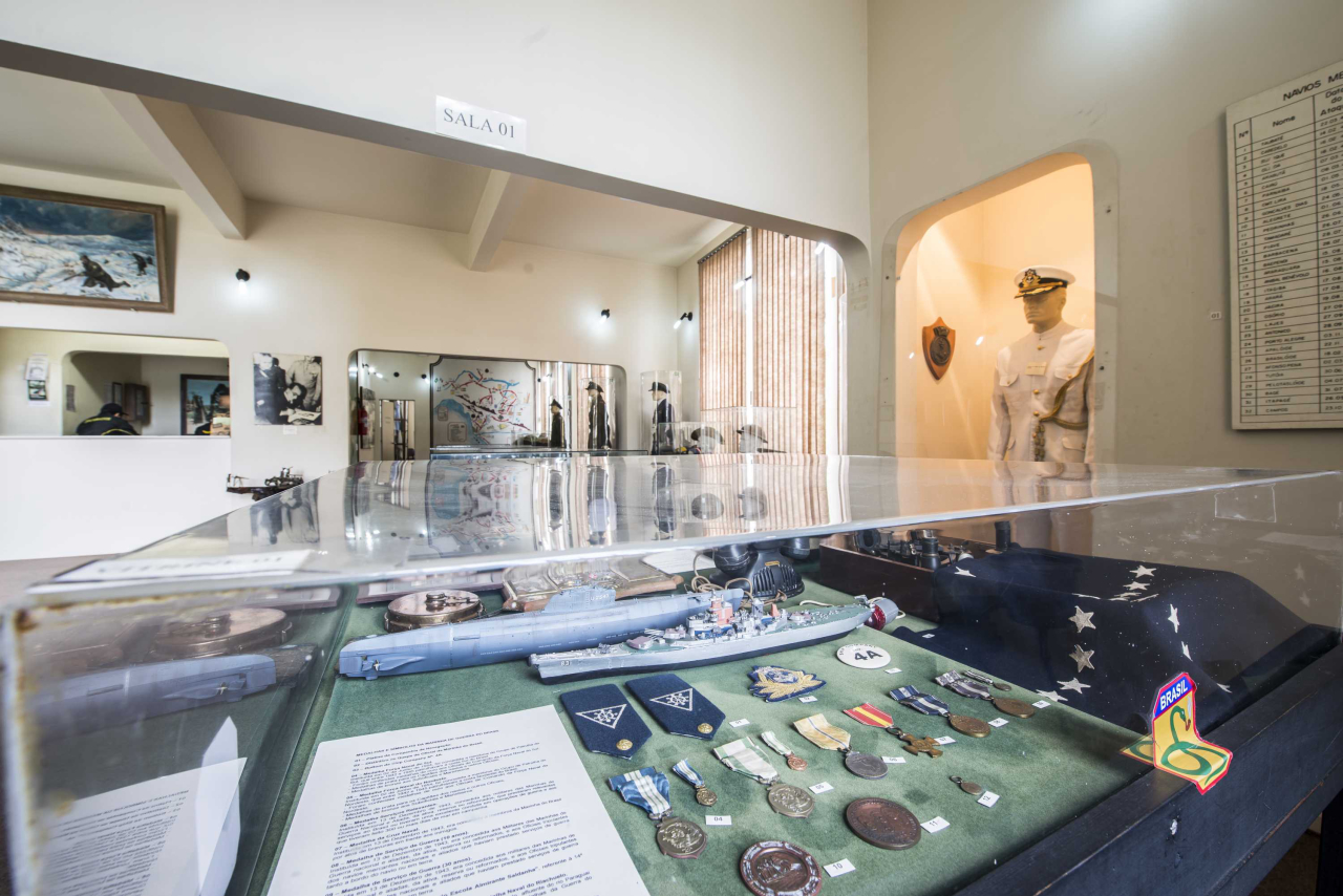 Dividido em setores, o museu tem uma sala em homenagem à Marinha do Brasil e também à Força Aérea Brasileira (Letícia Akemi/Gazeta do Povo)