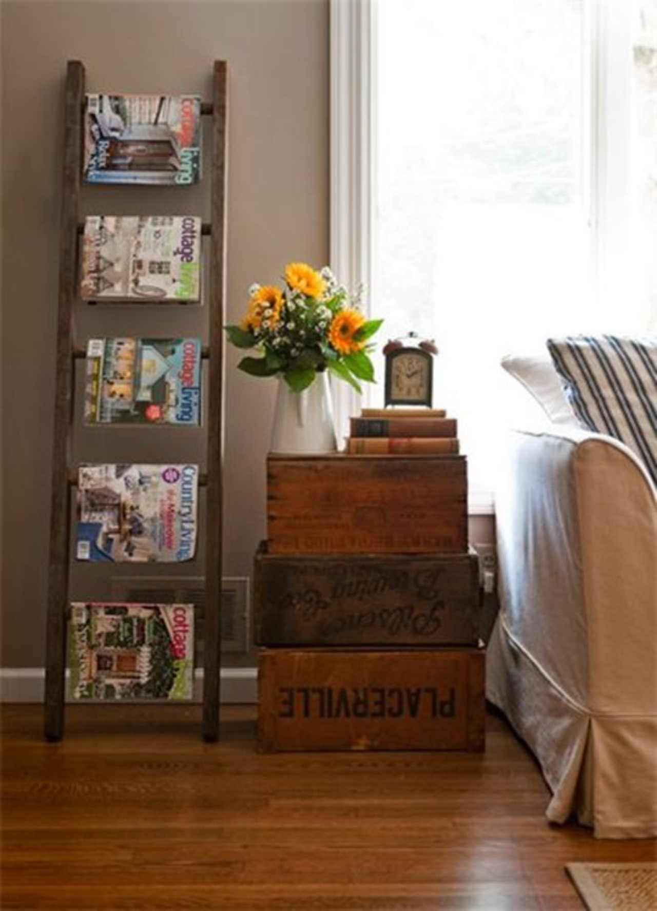 Escadas de madeira podem ser reformadas e servir de suporte para revista (Reprodução Pinterest/Minha Casa, Minha Cara)