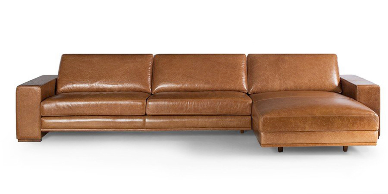 Sofá com revestimento em couro e chaise lounge está com 70% de desconto.<br>Foto: Divulgação 