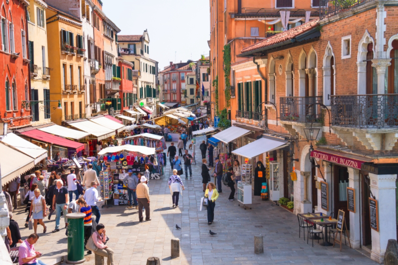 Movimento no mercado, em Veneza. Foto: Bigstock