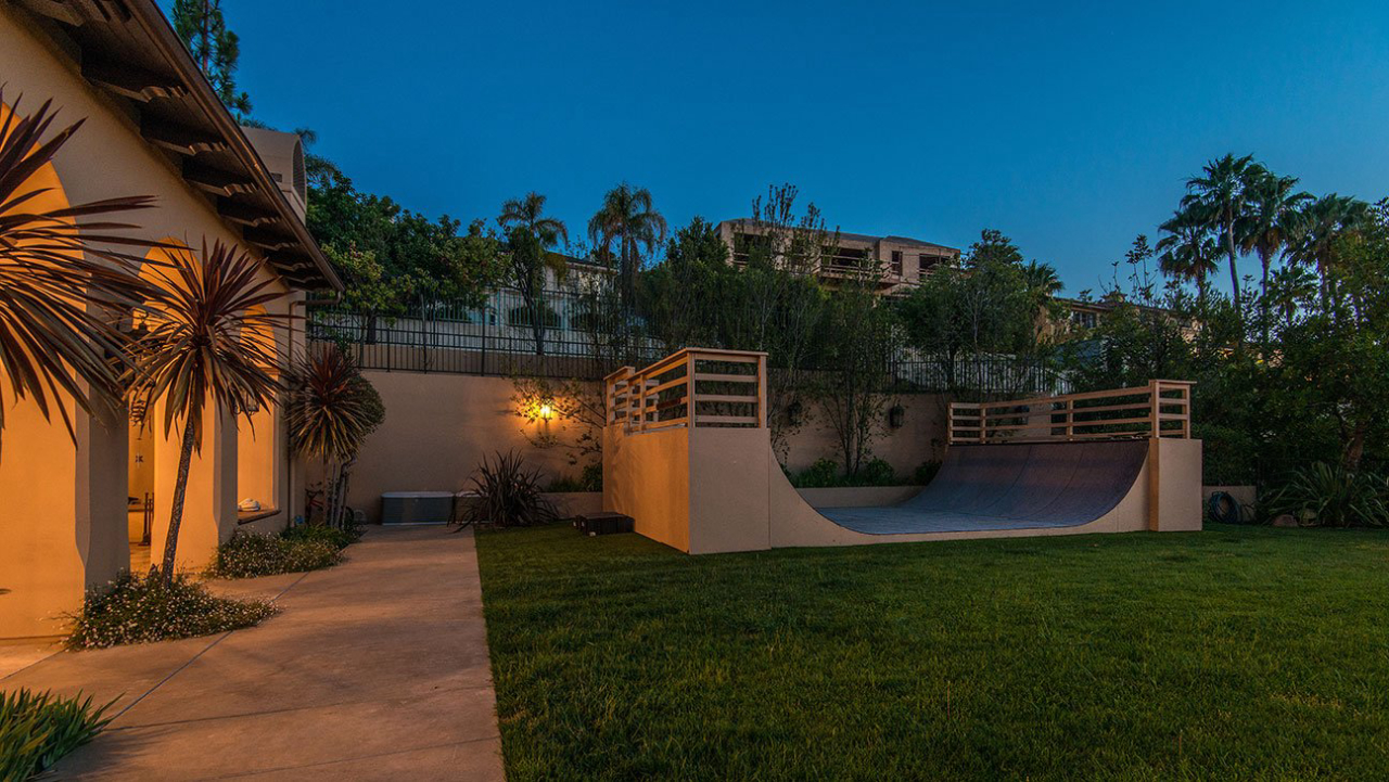 Na parte de lazer, a casa tem piscina e também uma pista de skate (Reprodução/Hollywood Reporter)