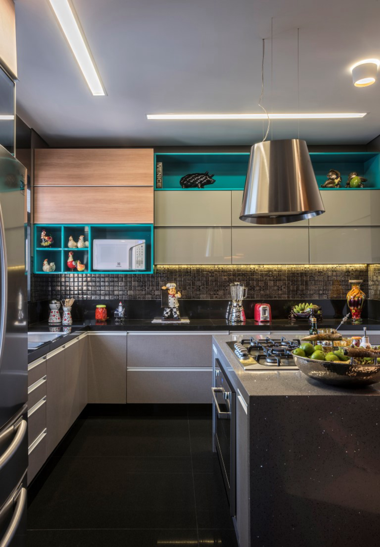 Iara Santos criou uma cozinha bonita, sofisticada e alegre usando nichos  coloridos na marcenaria.<br>Foto: Daniel Mansur / Divulgação 