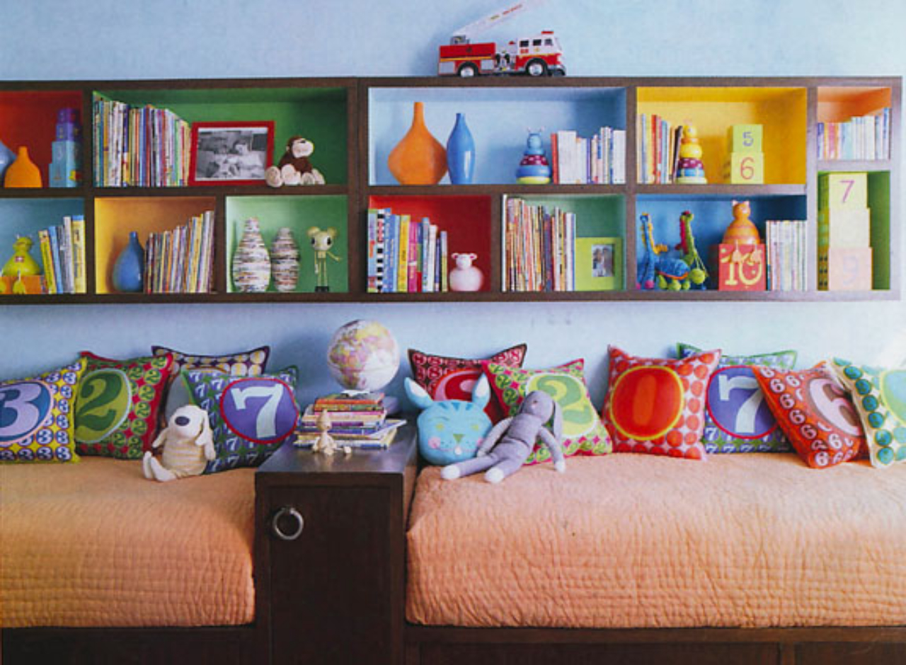 A sala não precisa ser formal. Aqui o sofá é despojado e casa bem com os nichos de várias tonalidades.<br>Foto: Reprodução Pinterest. 