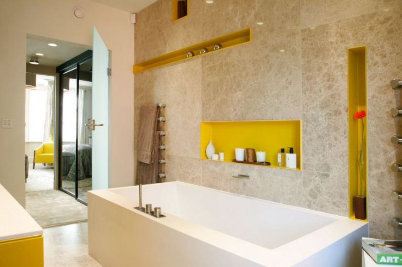 Banheiro também é lugar de nichos. Essa ideia com a solução feita na própria alvenaria e revestida com cor é uma ótima forma de economizar espaço.<br>Foto: Reprodução Pinterest. 