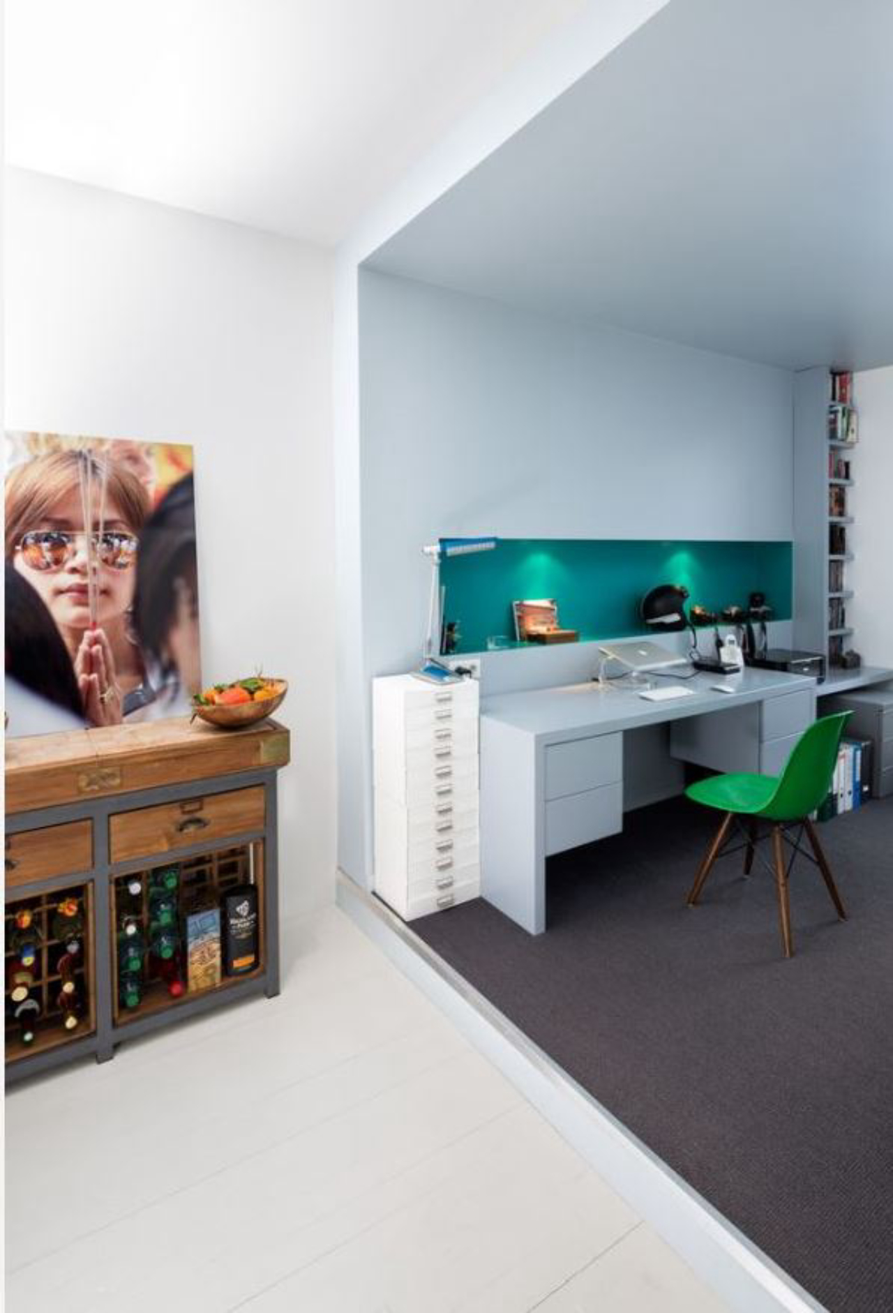 O revestimento do escritório forma o móvel para trabalho e ganhou um toque de cor no nicho.<br>Foto: Reprodução Pinterest.  