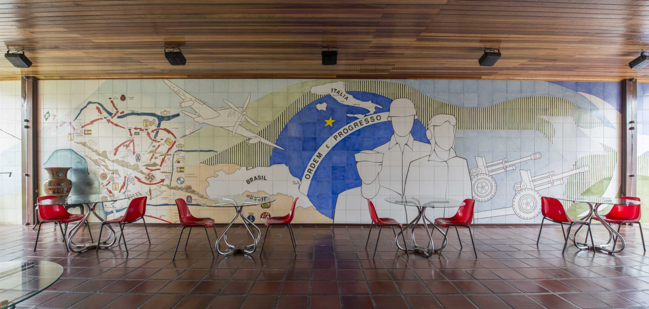 Nos fundos do museu, um salão de festas é ornado por um mural de azulejos feito pelos acadêmicos da Belas Artes, em homenagem aos pracinhas (Letícia Akemi/Gazeta do Povo)