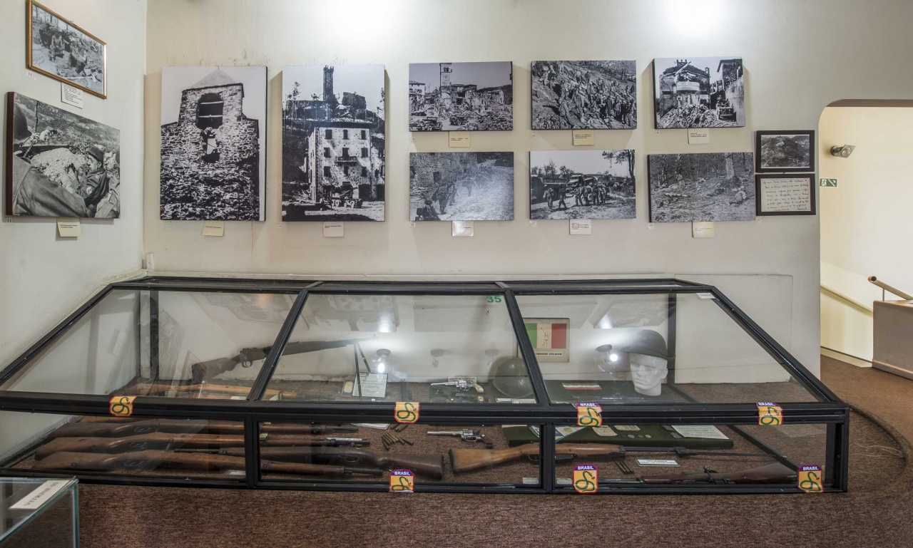 O museu guarda inúmeras armas utilizadas em combate, e fotos da ação dos brasileiros na Europa (Letícia Akemi/Gazeta do Povo)