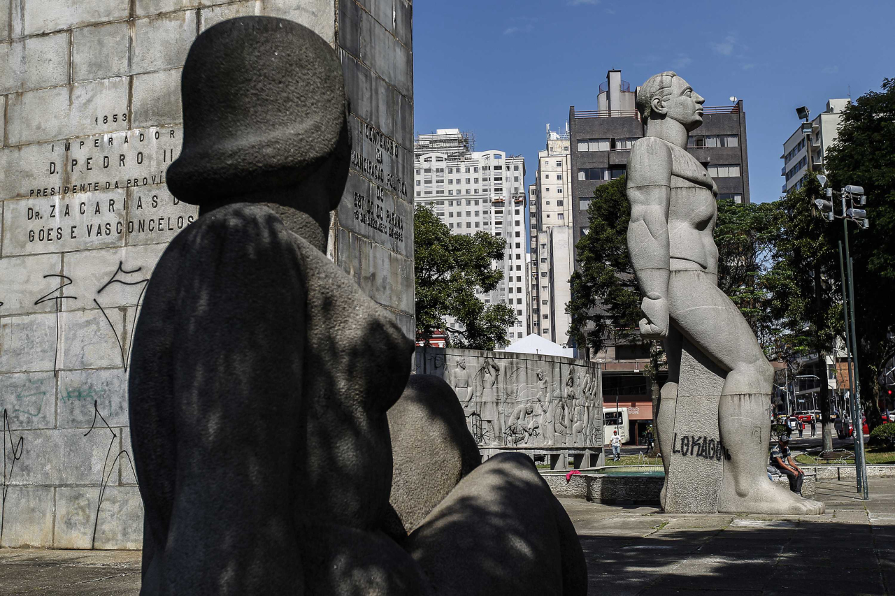 Conhecida como Praça do Homem Nu, a Praça 19 de Dezembro foi construída em homenagem ao centenário da emancipação política do estado (Jonathan Campos/Gazeta do Povo)