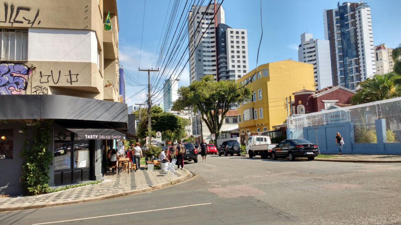 Alameda Prudente de Moraes: rua começa a ganhar novos empreendimentos voltados ao design autoral e gastronomia.<br>Foto: Daliane Nogueira / Gazeta do Povo 
