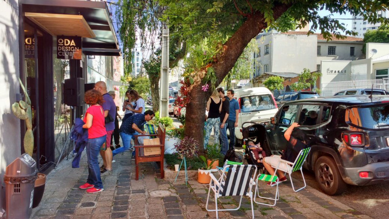 Ocupação da rua na Alameda Prudente de Moraes no primeiro fim de semana da Temporada de Verão promovida pela Ôda Desing em parceira com a Tasty Salad.<br>Foto: Daliane Nogueira / Gazeta do Povo 
