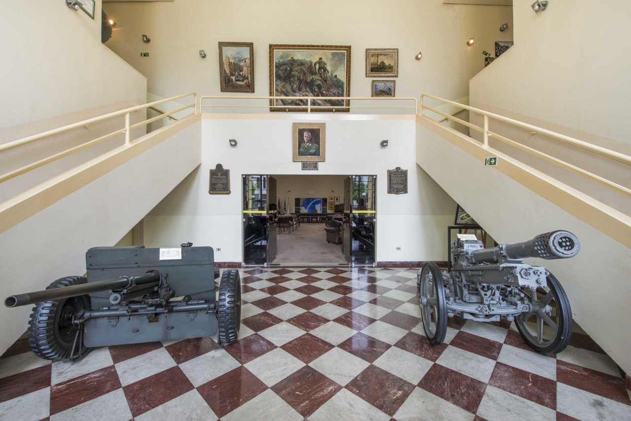 Saguão do museu e entrada do Salão de cerimônias, que recebe as solenidades da Legião Paranaense do Expedicionário (Letícia Akemi/Gazeta do Povo)