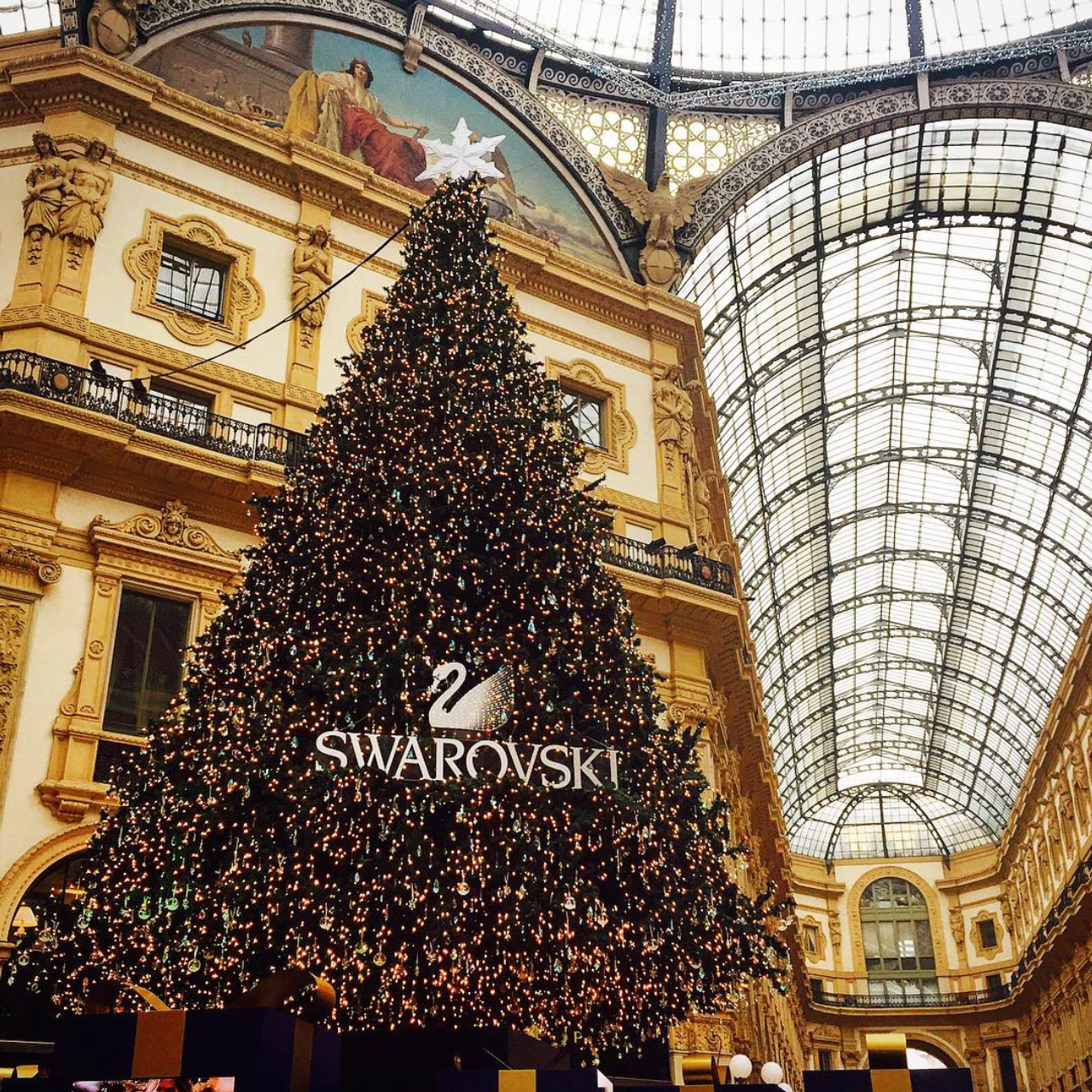 Árvore de Natal da  Swarovski na Galeria Vittorio Emanuele em Milão.<br>Foto: Reprodução Instagram.  