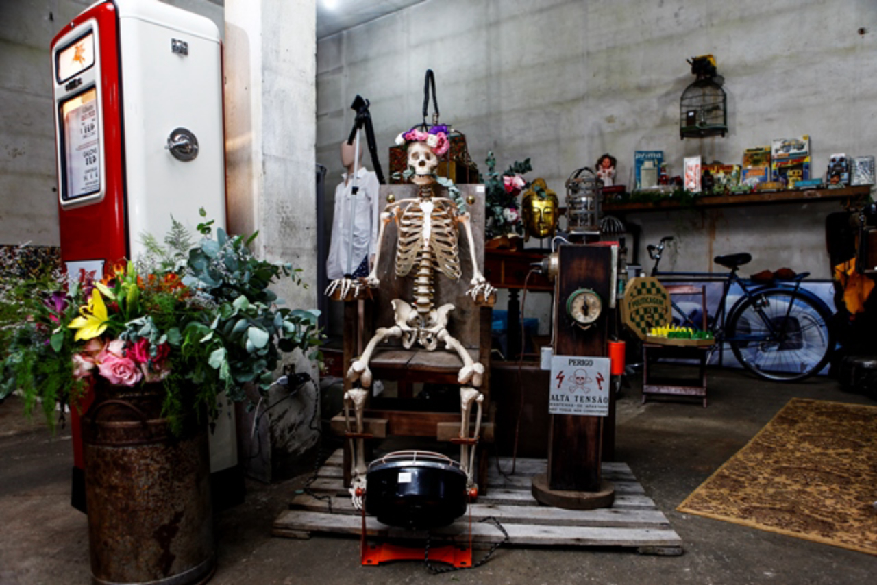 Ora Adolf, ora Frida, o esqueleto e a cadeira elétrica montados pelo Garimpo Antigo custam R$ 3 mil (incluindo a torre de controle do lado e a base). (Foto: André Rodrigues / Gazeta do Povo)