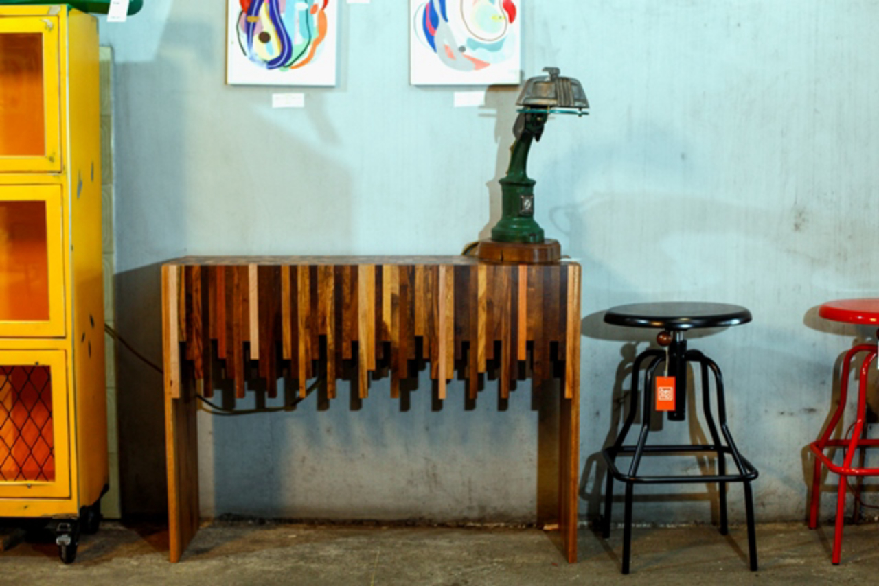 Ambos da Desmobilia, o aparador, com trabalho em madeira, custa R$ 1.290, enquanto a luminária custa R$ 2.150 (Foto: André Rodrigues / Gazeta do Povo)