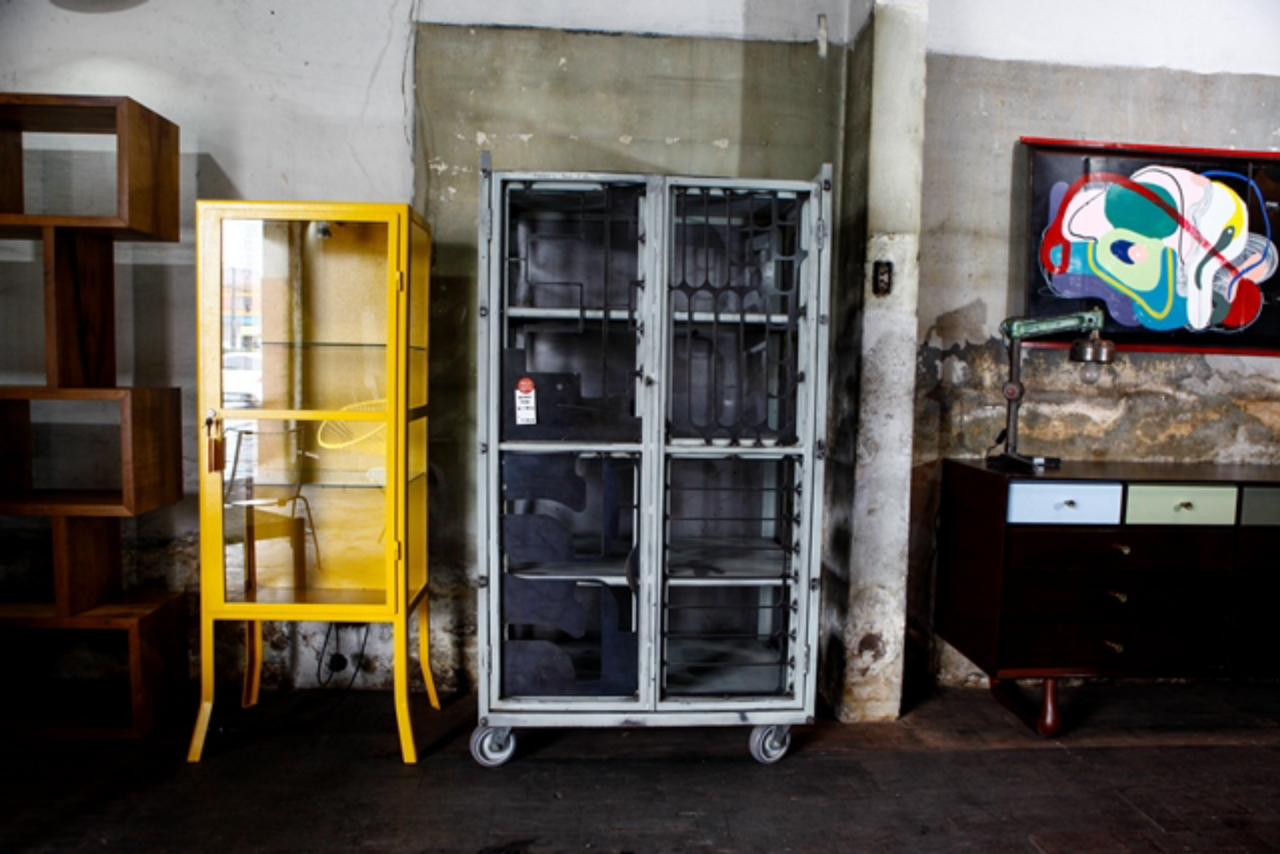 De metal e com furos desenhados, o armário design Desmobilia custa R$ 1,2 mil (Foto: André Rodrigues / Gazeta do Povo)