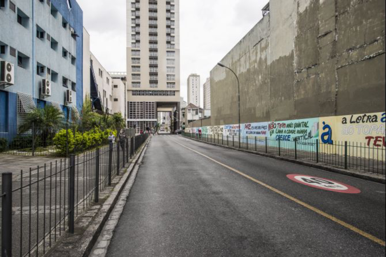 Travessa da Lapa: quase sem pedestres, área é erma.  Região central pede investimentos para ser mais acolhedora.<br>Foto: Letícia Akemi/Gazeta do Povo