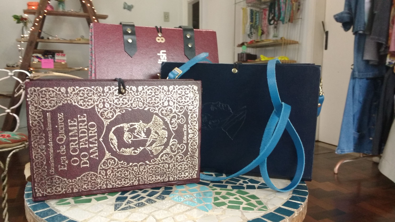 Super diferentes e criativas, as bolsas feitas com capas de livro do Ateliê Catarina custam R$ 75. 