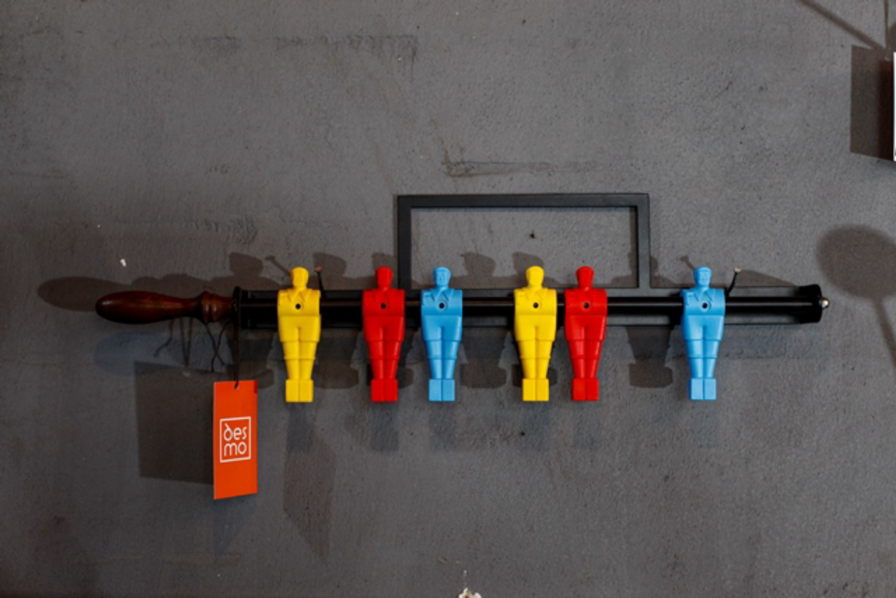 O cabideiro Totó, criação da Desmobilia, traz seis bonecos de pebolim e custa R$ 143,20 (Foto: André Rodrigues / Gazeta do Povo)