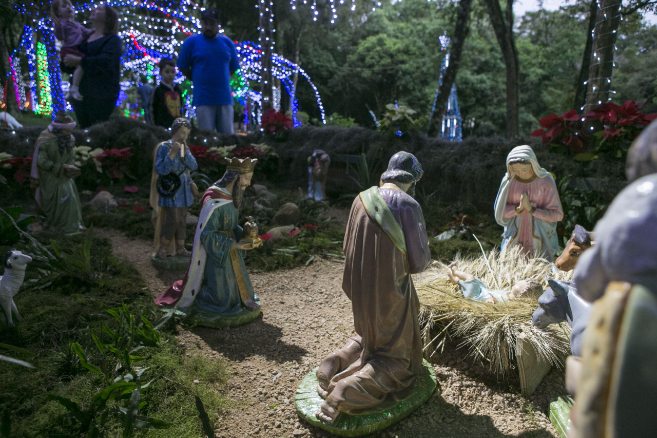 Casa Iluminada - 12-12-2016 - A família  Moletta criou a Rua Iluminada no bairro Umbará. Eles já ganharam concursos da prefeitura de decoração de Natal.