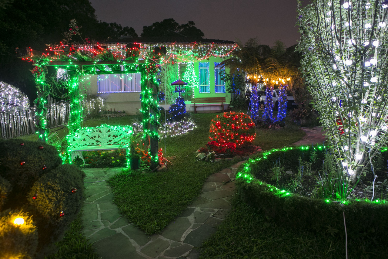 Casa Iluminada - 12-12-2016 - A família  Moletta criou a Rua Iluminada no bairro Umbará. Eles já ganharam concursos da prefeitura de decoração de Natal.