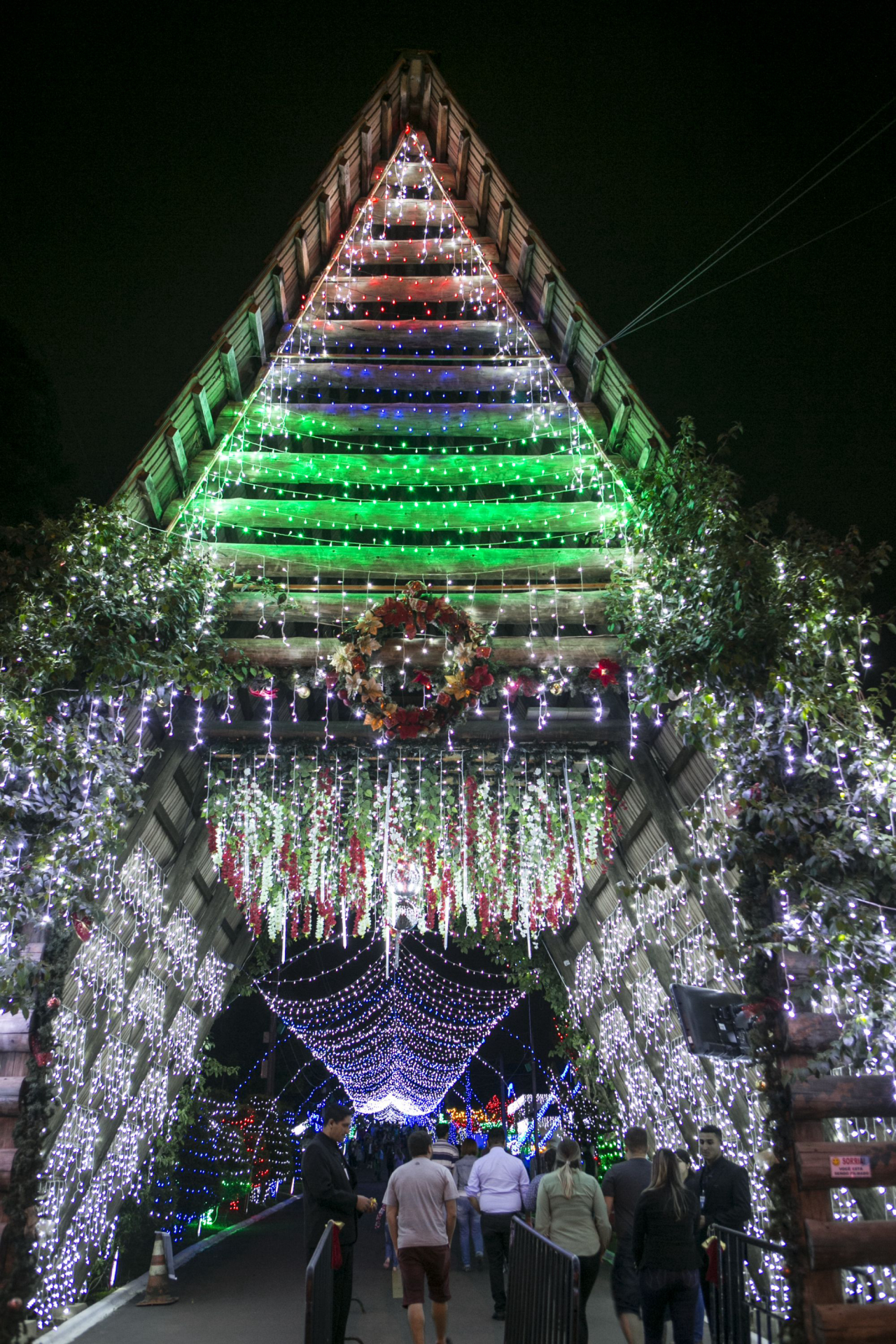 Casa Iluminada - 12-12-2016 - A família  Moletta criou a Rua Iluminada no bairro Umbará. Eles já ganharam concursos da prefeitura de decoração de Natal.