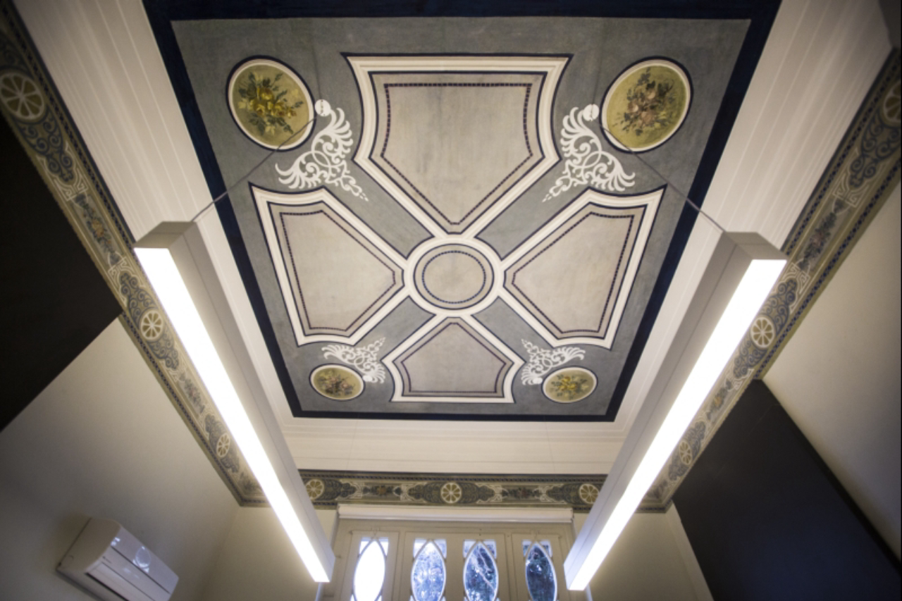 Detalhe do teto e das faixas decorativas art déco da antiga sala de música da família sueca. Foto: Brunno Covello/Gazeta do Povo