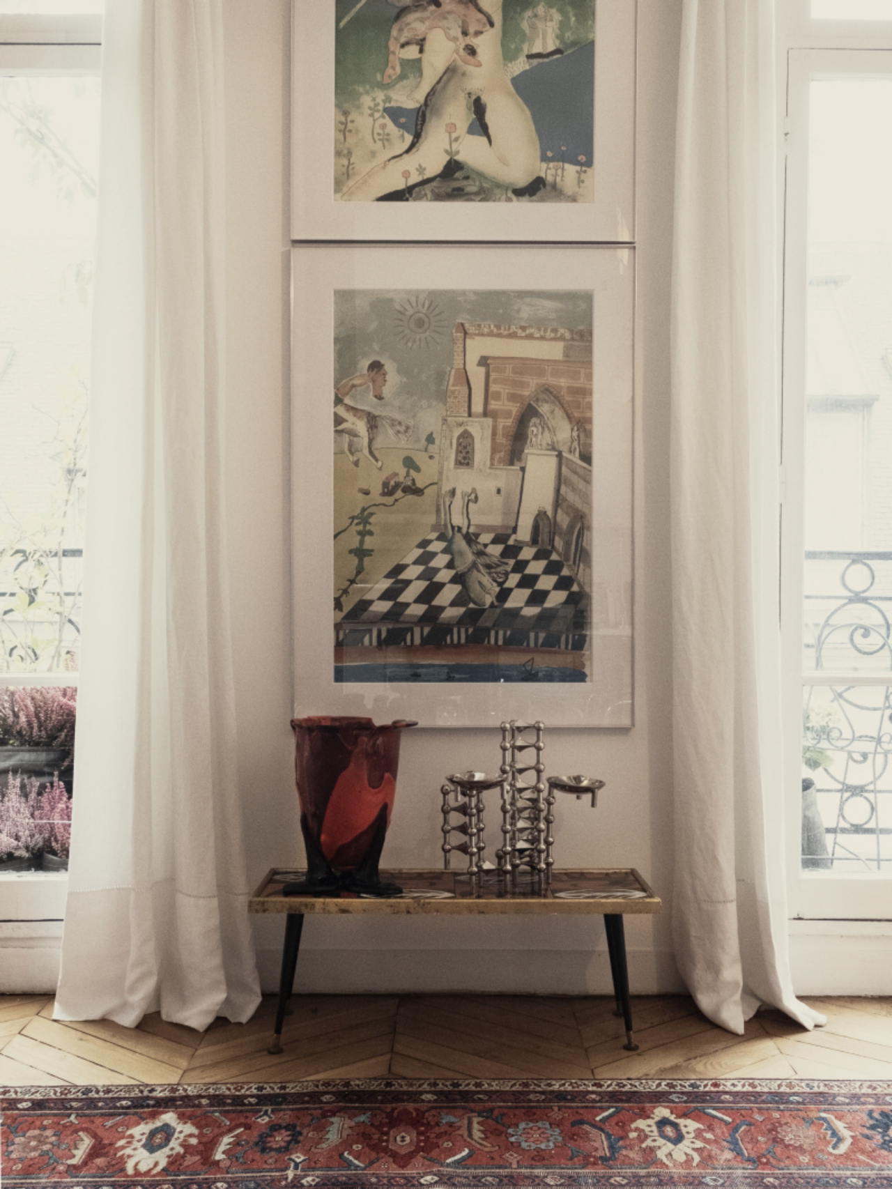 O toque “barroco” é traduzido por meio dos tecidos, texturas e da transparência luminosa dos vasos Mose, peças únicas desenhadas por mim e sopradas pelo maestro Paolo Crepax, em Murano, Itália.