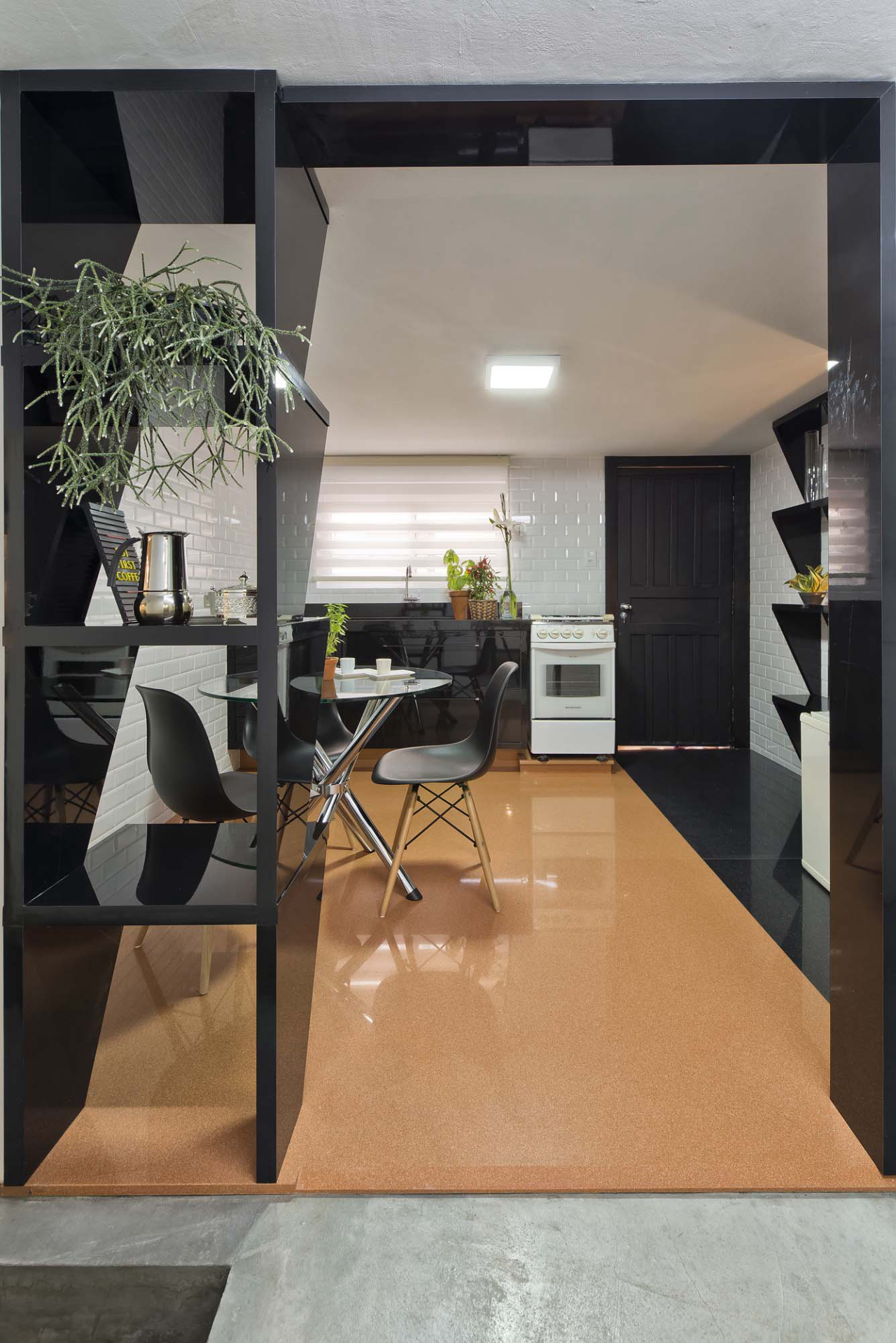 Projeto da cozinha com piso em Silestone em duas cores. 